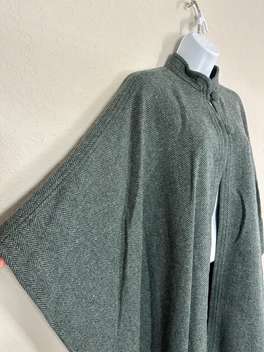 Texas Body Hangings Wool Blend Cape Poncho Herringbone Green Frog Closure Womens - Picture 2 of 13